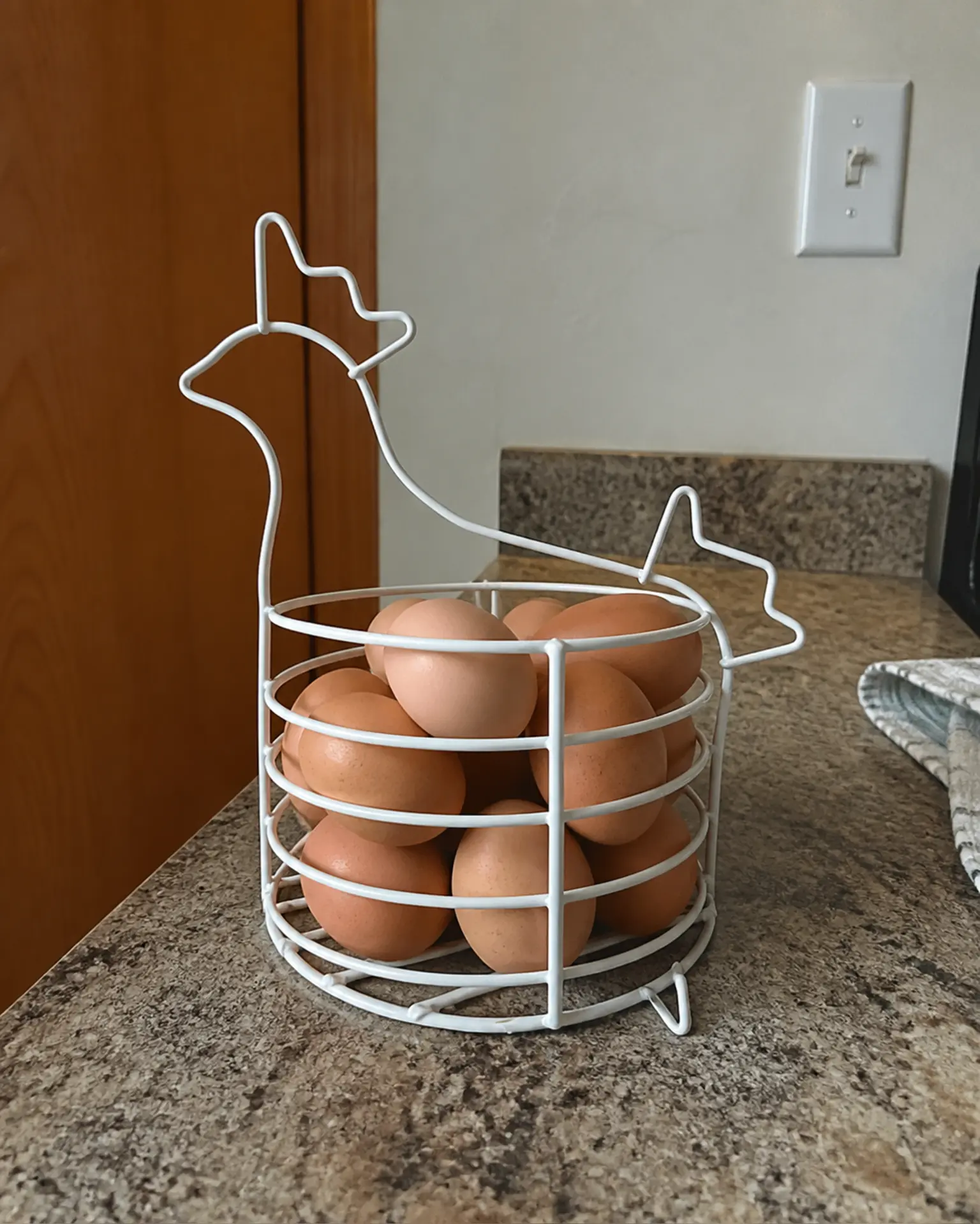Gallina Multiusos GINLU como huevera — Hasta 30 huevos ordenados y a la vista.